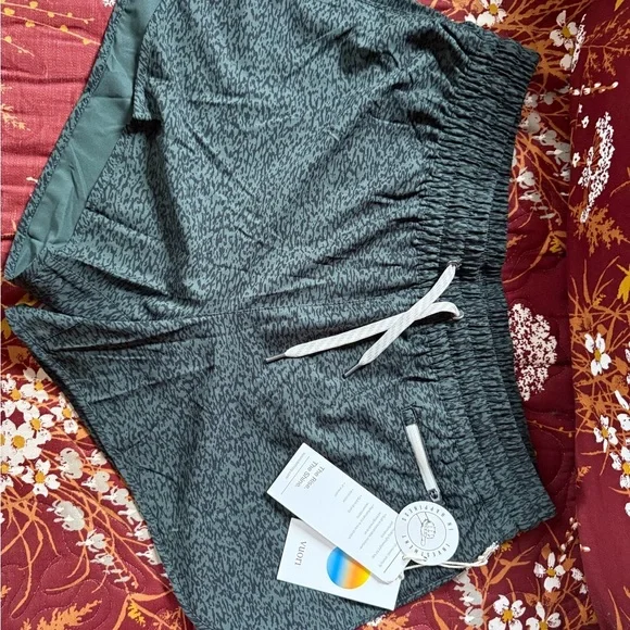 Vuori Green Athletic Shorts with Dolphin Hem Size XL - Picture 6 of 8